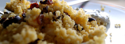 Couscous met sinaasappel, olijven en rozijnen