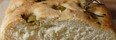 Focaccia met olijven en tijm