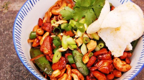 Noodles met kip, peultjes en cashewnoten