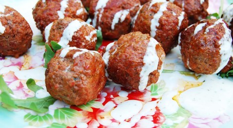 Köfte-gehaktballetjes met yoghurt-knoflooksaus