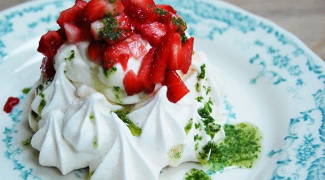 Pavlova met aardbeien en basilicum-coulis