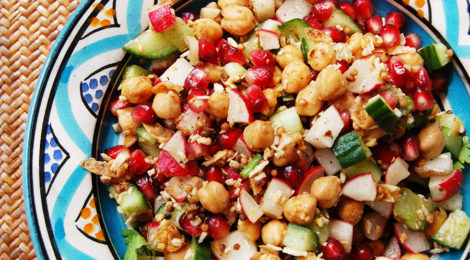 Indiase salade met granaatappel en kikkererwten